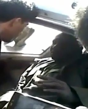 African stopped in his car by Libyan vigilante groups, accusing him of being a mercenary